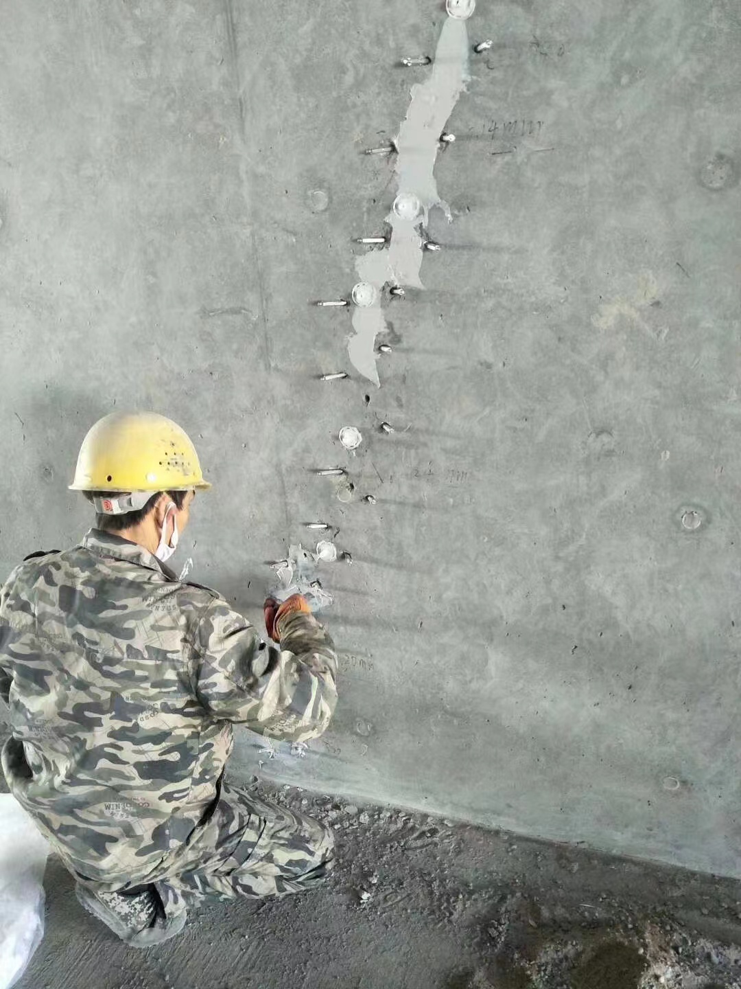 开化混凝土楼板裂缝加固施工的方案